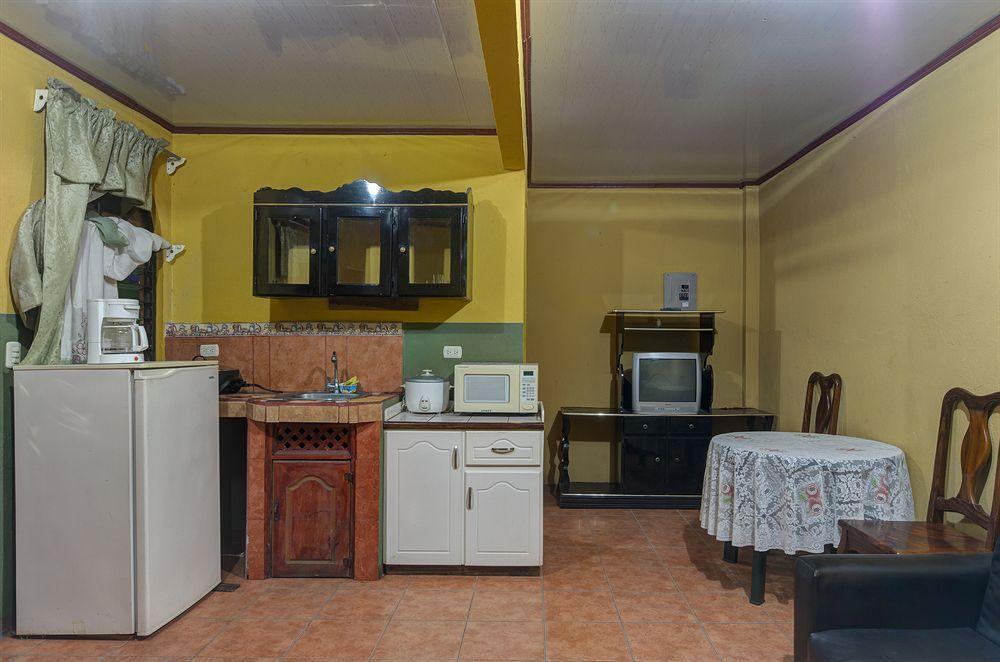 Cabinas Madeleine Puntarenas Buitenkant foto