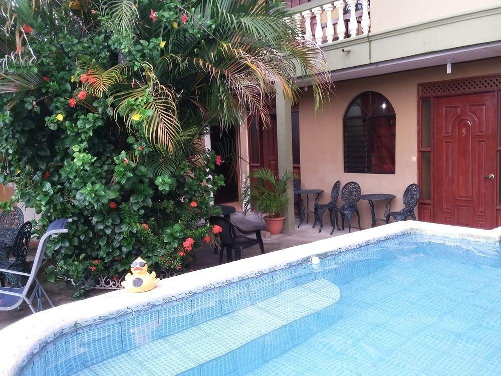 Cabinas Madeleine Puntarenas Buitenkant foto
