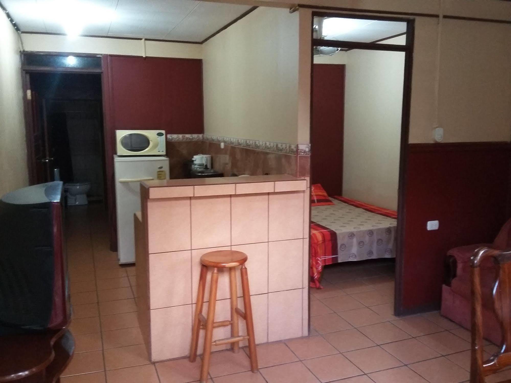 Cabinas Madeleine Puntarenas Buitenkant foto