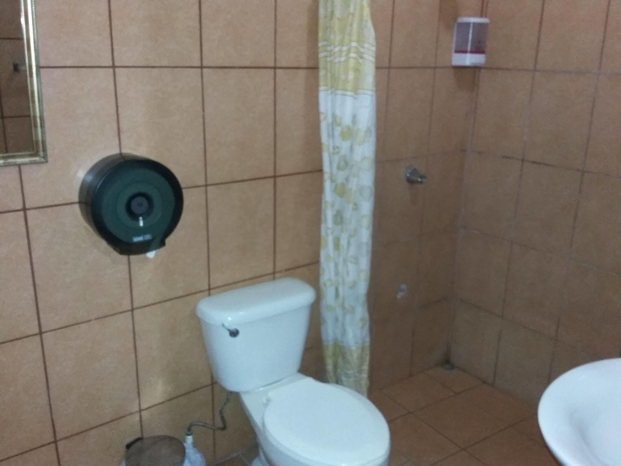 Cabinas Madeleine Puntarenas Buitenkant foto