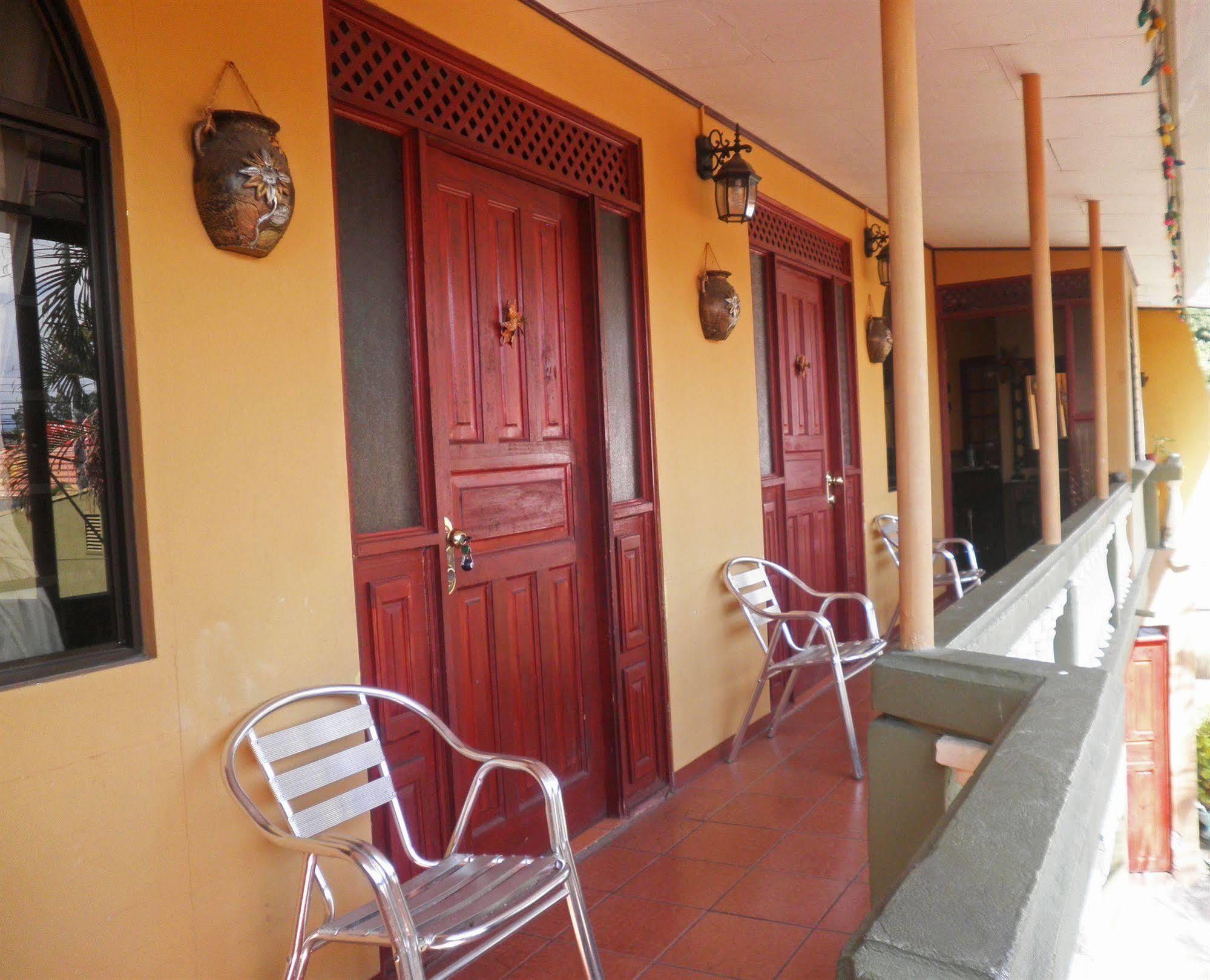 Cabinas Madeleine Puntarenas Buitenkant foto