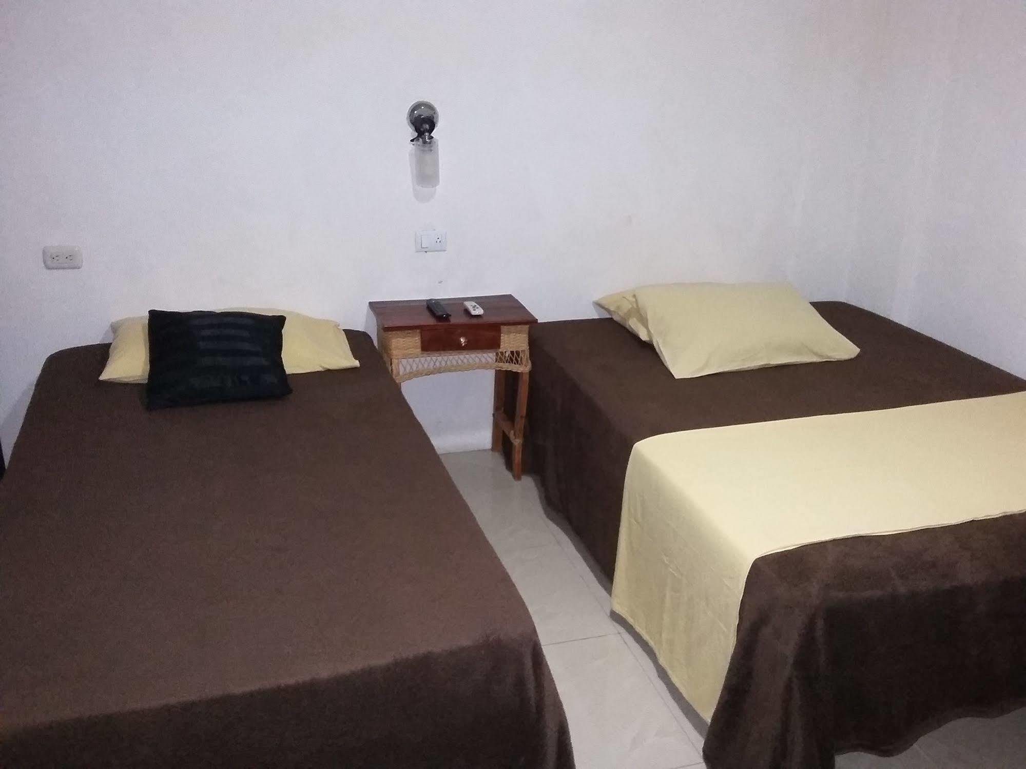 Cabinas Madeleine Puntarenas Buitenkant foto