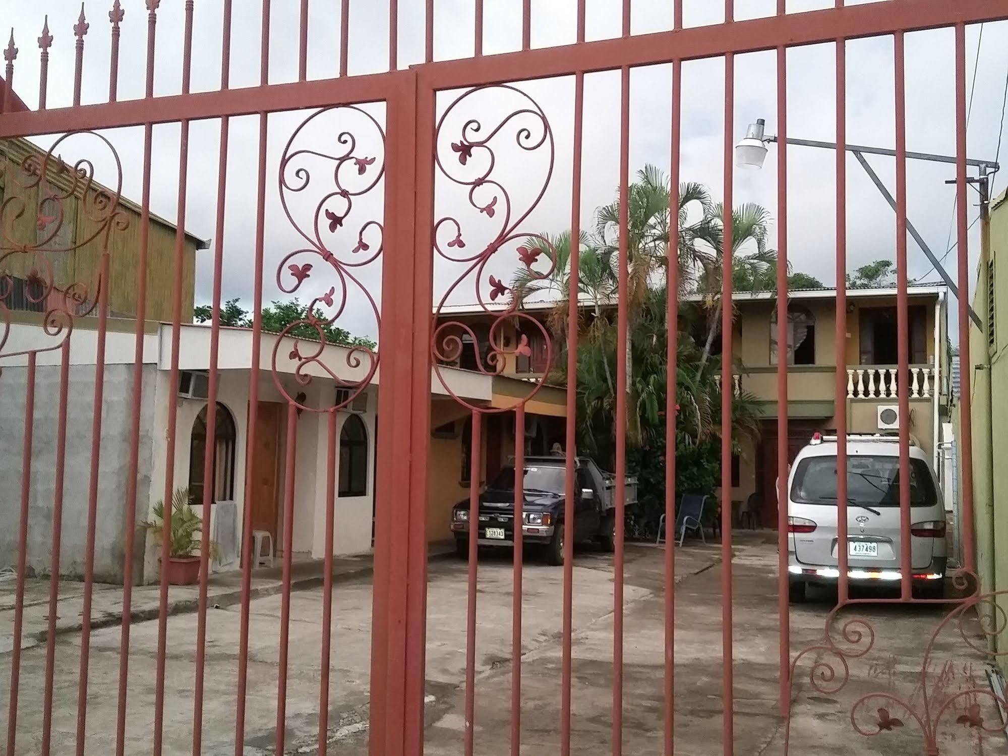 Cabinas Madeleine Puntarenas Buitenkant foto
